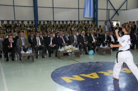 Van'da spor salonu açtı, okul sözü verdi