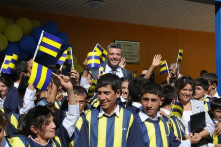 Van'da spor salonu açtı, okul sözü verdi