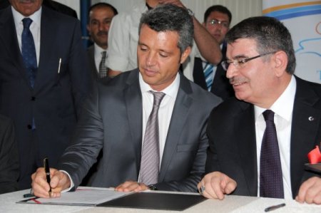 Van'da spor salonu açtı, okul sözü verdi