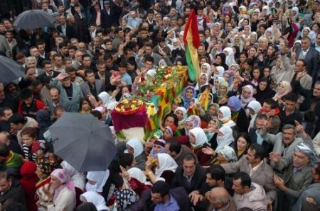 Van'da Terörist Cenazesi Miting Havasında Toprağa Verildi