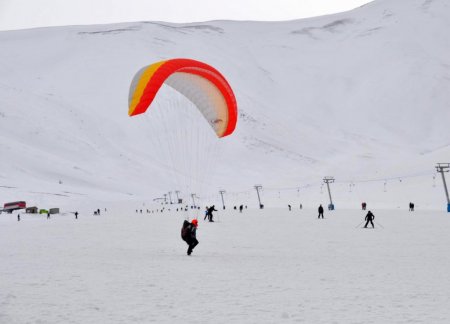 Van'da yamaç paraşütü keyfi