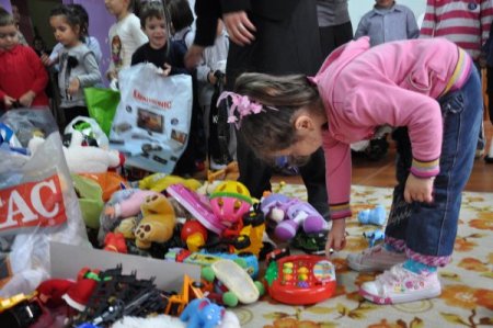 Van'daki Kardeşlerine Oyuncaklarını Gönderdiler