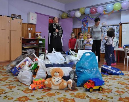 Van'daki Kardeşlerine Oyuncaklarını Gönderdiler