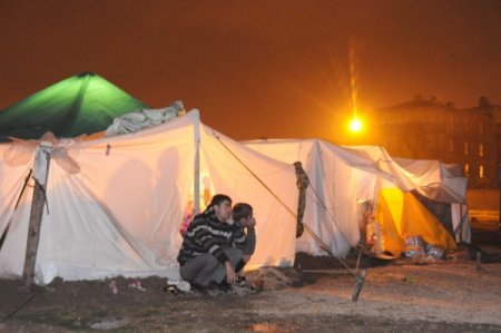 Van'dan Kısa Kısa; Depremzedeler Güne Karla Başladı