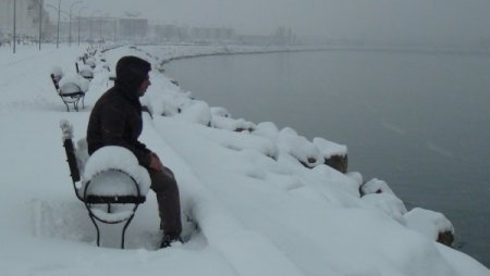 Vangölü sahilleri karla daha bir güzel