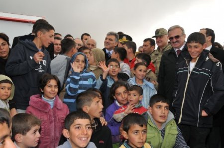 Van'ın bir yıllık deprem süreci kitaplaştırıldı