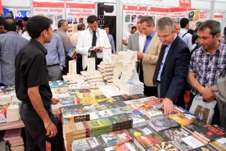 Van'ın ilk fuarı, Türkçe ve Kürtçe yayınevlerini bir araya getirdi