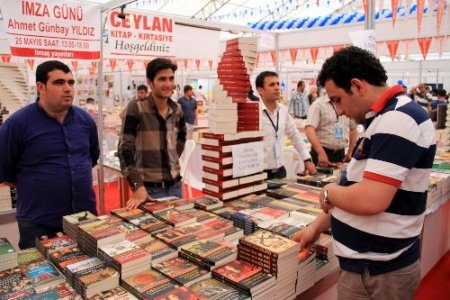 Van'ın ilk fuarı, Türkçe ve Kürtçe yayınevlerini bir araya getirdi