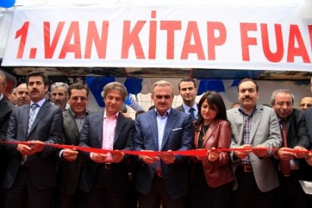 Van'ın ilk fuarı, Türkçe ve Kürtçe yayınevlerini bir araya getirdi