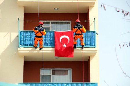 Van'ın tecrübeli arama kurtarma ekibi, bu sefer de deprem tatbikatı yaptı