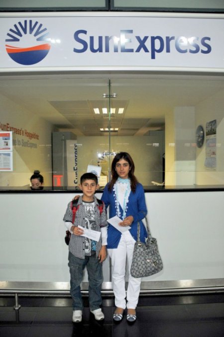 Vanlı depremzede Geray kardeşler, bayrama Sun Express ile uçtu