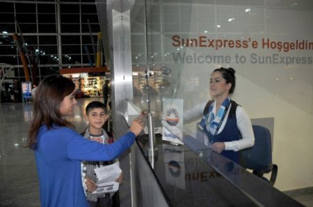 Vanlı depremzede Geray kardeşler, bayrama Sun Express ile uçtu