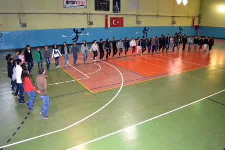 Vanlı gençler boş zamanlarını halk oyunları oynayarak değerlendirecek