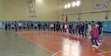 Vanlı gençler boş zamanlarını halk oyunları oynayarak değerlendirecek