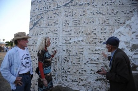 Vanlı Mehmet Kuşman, Urartu çivi yazısını Amerikalılara tanıtıyor