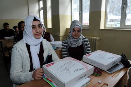 Vanlı öğrenciler tablet bilgisayarlarına kavuştu