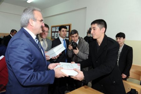 Vanlı öğrenciler tablet bilgisayarlarına kavuştu