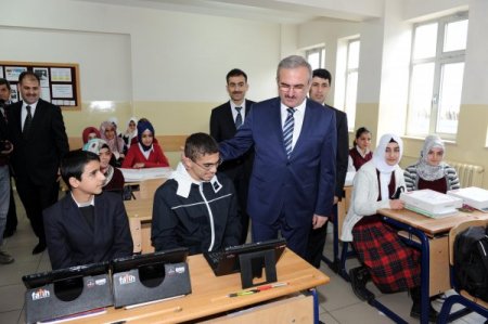 Vanlı öğrenciler tablet bilgisayarlarına kavuştu