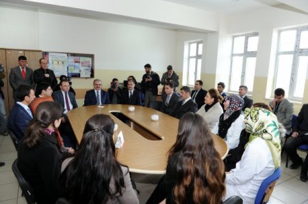 Vanlı öğrenciler tablet bilgisayarlarına kavuştu