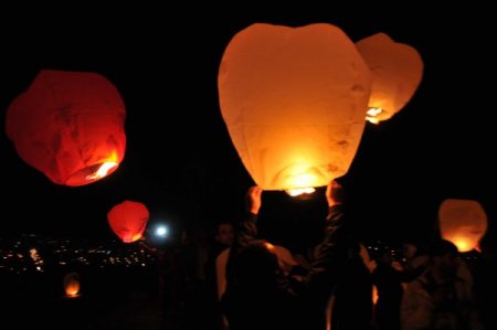 Vanlılar, Van Kalesi'nden yüzlerce fener bıraktı