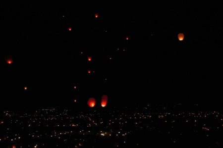 Vanlılar, Van Kalesi'nden yüzlerce fener bıraktı