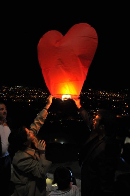 Vanlılar, Van Kalesi'nden yüzlerce fener bıraktı