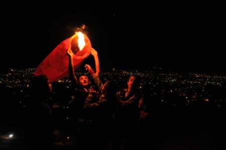 Vanlılar, Van Kalesi'nden yüzlerce fener bıraktı