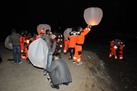 Vanlılar, Van Kalesi'nden yüzlerce fener bıraktı