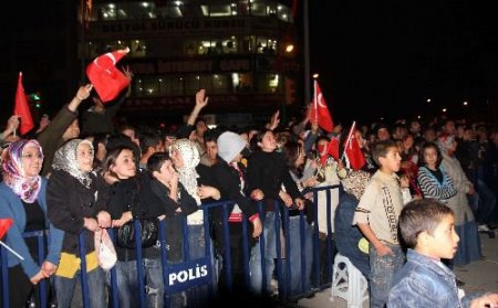 Vanlılar Cumhuriyet Şöleni'nde Ellerindeki Türk Bayraklarıyla Berdan Mardini'nin Seslendirdiği Kürtçe Şarkılarıyla Eğlendi