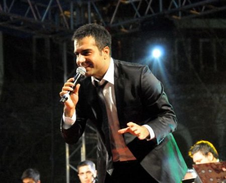 Vanlılar Cumhuriyet Şöleni'nde Ellerindeki Türk Bayraklarıyla Berdan Mardini'nin Seslendirdiği Kürtçe Şarkılarıyla Eğlendi