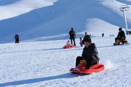 Vanlılar hafta sonlarını kayak merkezlerinde geçiriyor