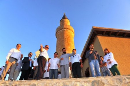 Vanlılar Teravih Namazını Süleyman Han Camii'nde Kılacak