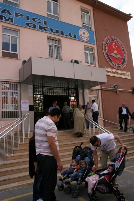 Vatandaş, Daha İleri Demokrasi İçin Sandık Başına Koştu