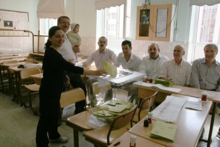 Vatandaş, Daha İleri Demokrasi İçin Sandık Başına Koştu