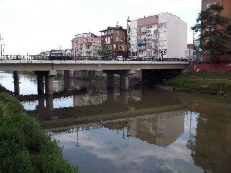 Vatandaş Terme Çayı’nın ıslahı için yetkililerden çözüm bekliyor