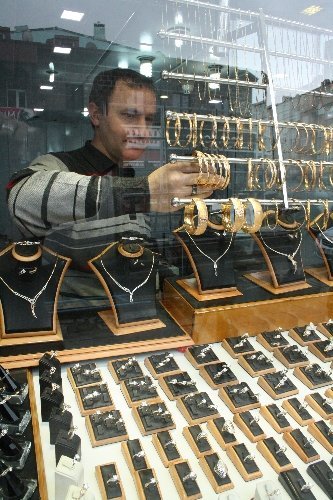 Vatandaş ucuz altın, kuyumcu sattığı ürünü yerine koyma telaşında