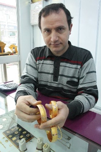 Vatandaş ucuz altın, kuyumcu sattığı ürünü yerine koyma telaşında