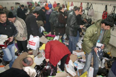Vatandaş Ucuz Ayakkabıları Adeta Talan Etti