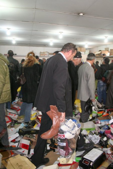 Vatandaş Ucuz Ayakkabıları Adeta Talan Etti