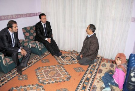 Vatandaşın ayağına giden kaymakam, sorunları yerinde tespit ediyor