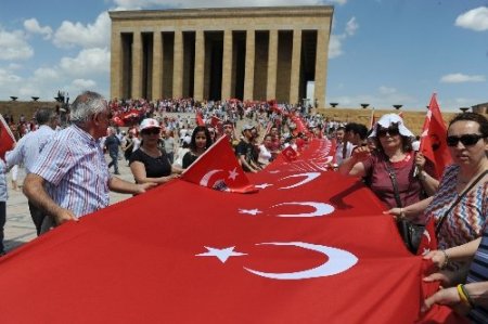 Vatandaşlar, Anıtkabir'e akın etti