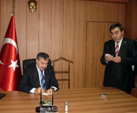 Vatandaşlar, Bakan Eroğlu'nu 'gölet İstiyoruz' Pankartı İle Karşıladı