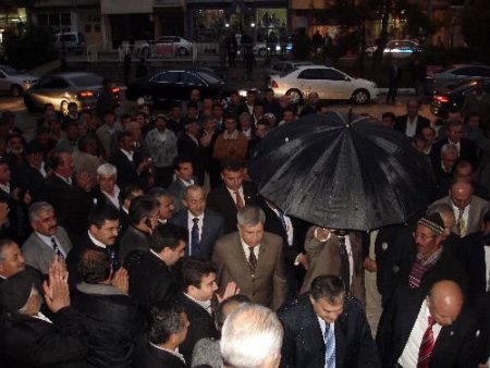 Vatandaşlar, Bakan Eroğlu'nu 'gölet İstiyoruz' Pankartı İle Karşıladı