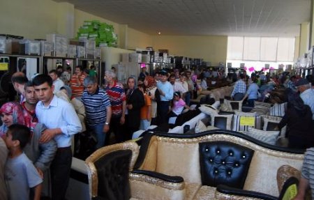 Vatandaşlar, Ucuz Mobilya İçin Yarıştı