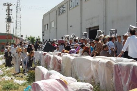 Vatandaşlar, Ucuz Mobilya İçin Yarıştı