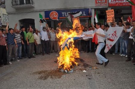 Vatandaşlar İsrail Bayrağı Ve Netanyahu'nun Kuklasını Yerlerde Sürükleyip Yaktı