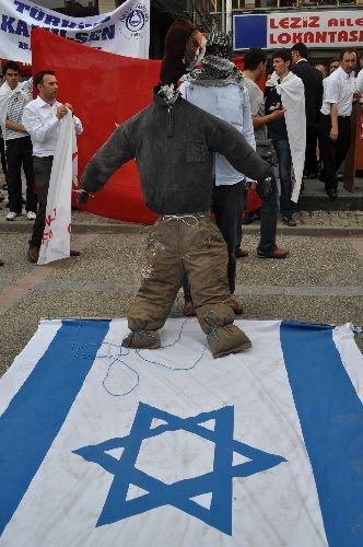 Vatandaşlar İsrail Bayrağı Ve Netanyahu'nun Kuklasını Yerlerde Sürükleyip Yaktı