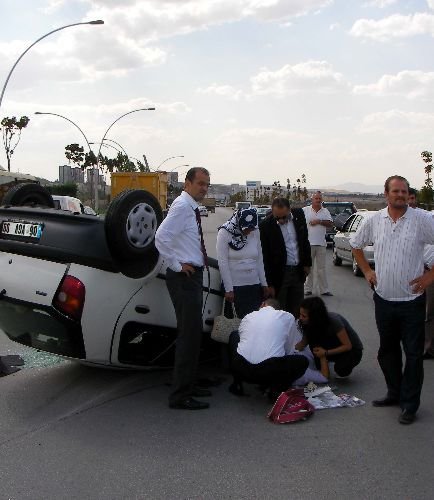 Vatandaşlar Kaza Yerine Geç Kalan Ambulansı Alkışlarla Protesto Etti