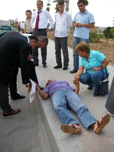Vatandaşlar Kaza Yerine Geç Kalan Ambulansı Alkışlarla Protesto Etti