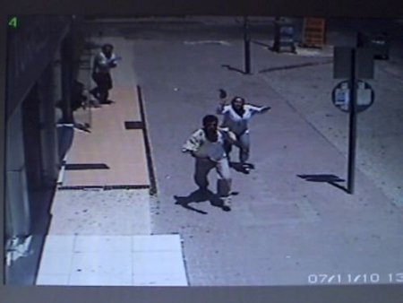 Vatandaşlar Yakaladıkları Hırsızı Polise Teslim Etti